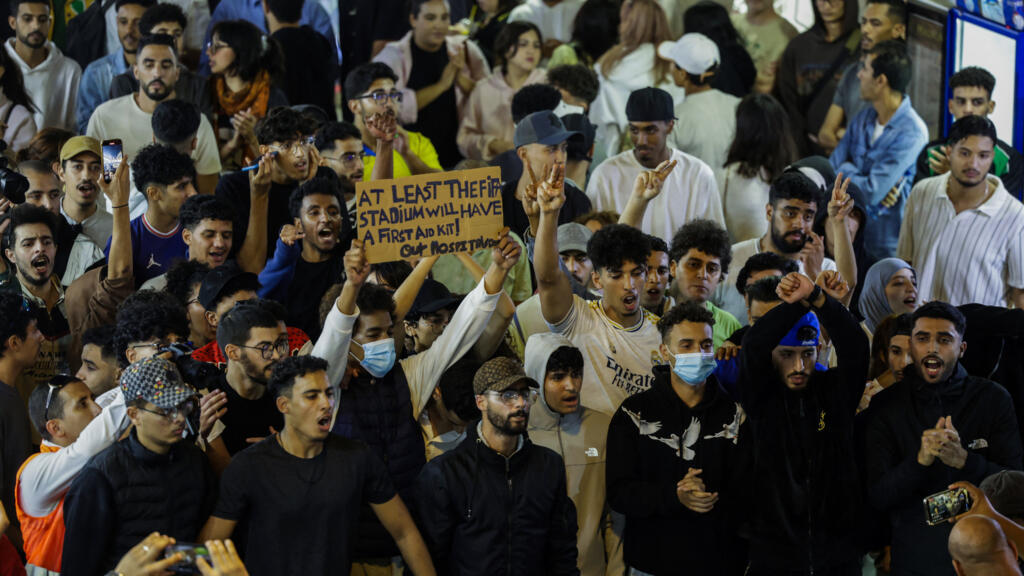 Des manifestants scandent des slogans lors d'une manifestation menée par des jeunes dans une zone commerciale de Rabat, le 29 septembre 2025, pour réclamer des réformes dans les secteurs de la santé publique et de l'éducation.
