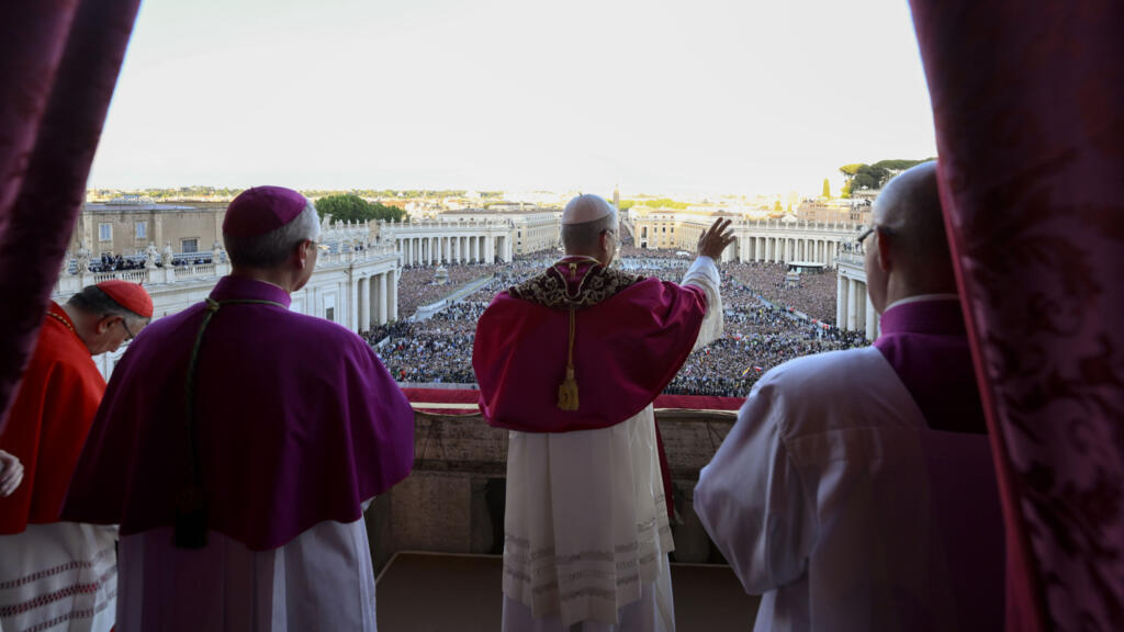 Le pape nouvellement élu Léon XIV salue les fidèles et les pèlerins rassemblés sur la place Saint-Pierre au Vatican peu après son élection, le jeudi 8 mai 2025.