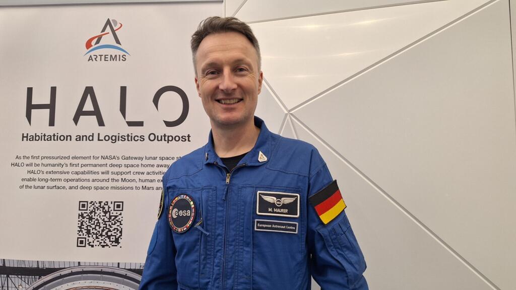 L'astronaute européen Matthias Maurer à Turin, dans l'usine de l'entreprise franco-italienne Thales Alenia Space où est fabriquée une partie de la future station spatiale autour de la Lune.