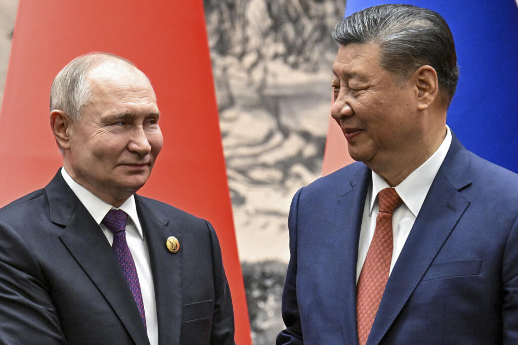 Les présidents russe et chinois, Vladimir Poutine et Xi Jinping, à droite, à Pékin, en mai 2024.