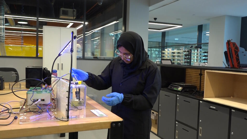 Une scientifique au Parc de recherche, de technologie et d’innovation de Sharjah, Émirats arabes unis.