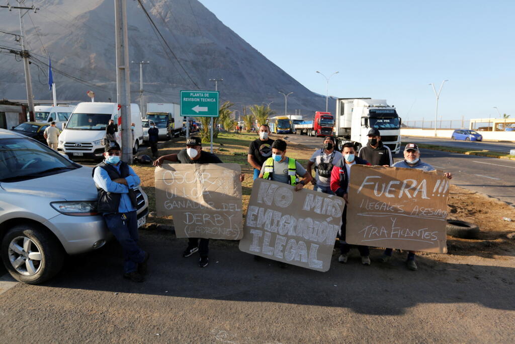 Manifestantes bloqueiam as ruas enquanto participam de um comício contra migrantes e delinquência depois que um caminhoneiro foi morto por migrantes, de acordo com a mídia local, em Iquique, Chile, 11 de fevereiro de 2022.