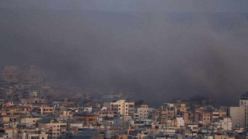 Khói bốc lên ở khu vực ngoại ô phía nam Beyrouth sau vụ tấn của Israel nhắm vào các mục tiêu của Hezbollah. Ảnh chụp từ Hadath, Liban, ngày 20/10/2024.
