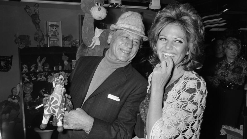 Henri Charrière dit «Papillon», ici en 1970 avec l'actrice Claudia Cardinale, tous deux à l'affiche du film «Popsy Pop».