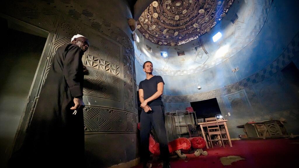 Au premier plan, Oumar Telli Diallo, le gardien de la maison de Miriam Makeba, au second plan Fadia Diallo, architecte impliqué dans le projet de restauration du bâtiment.