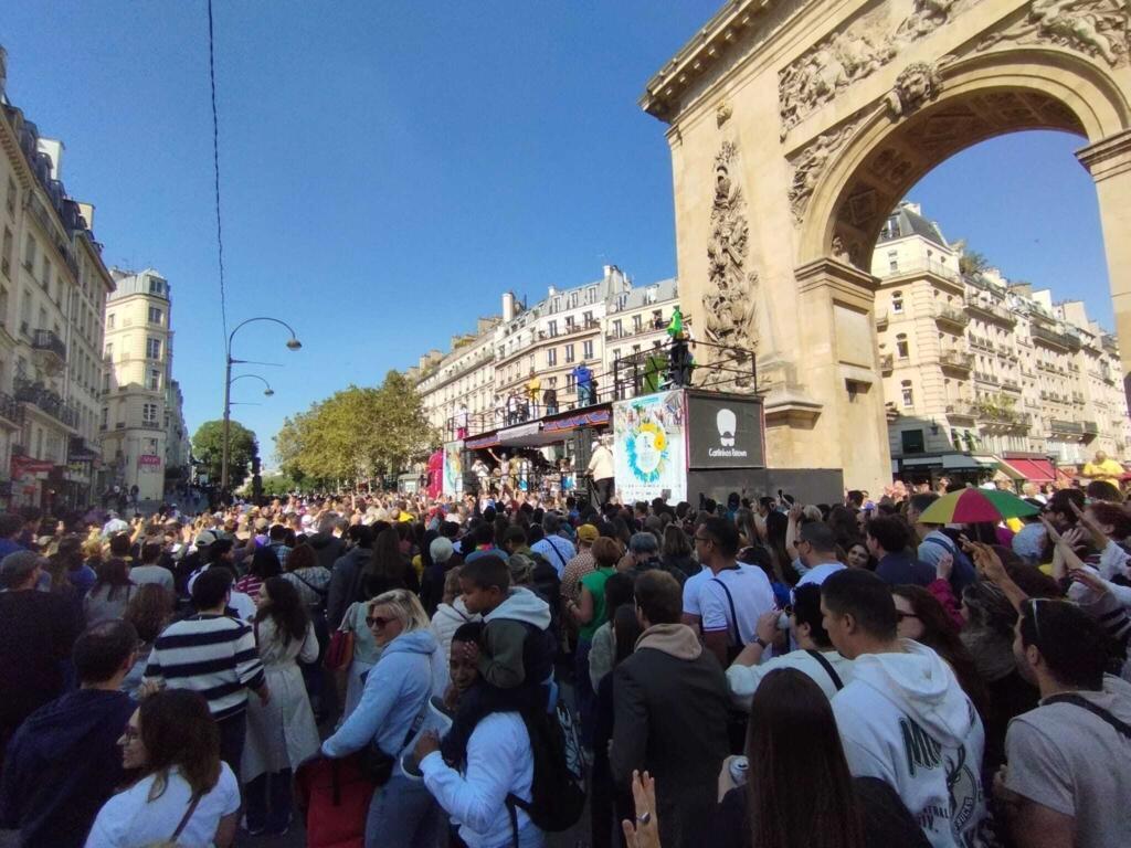 "Lavagem da Madeleine" faz Paris virar Salvador ao som de Carlinhos Brown