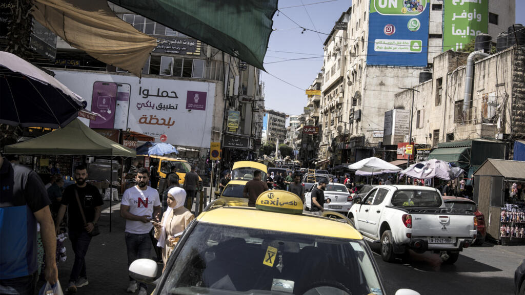 Des véhicules circulent dans un trafic dense le long d'une rue principale de Ramallah, en Cisjordanie occupée, le 22 septembre 2025.