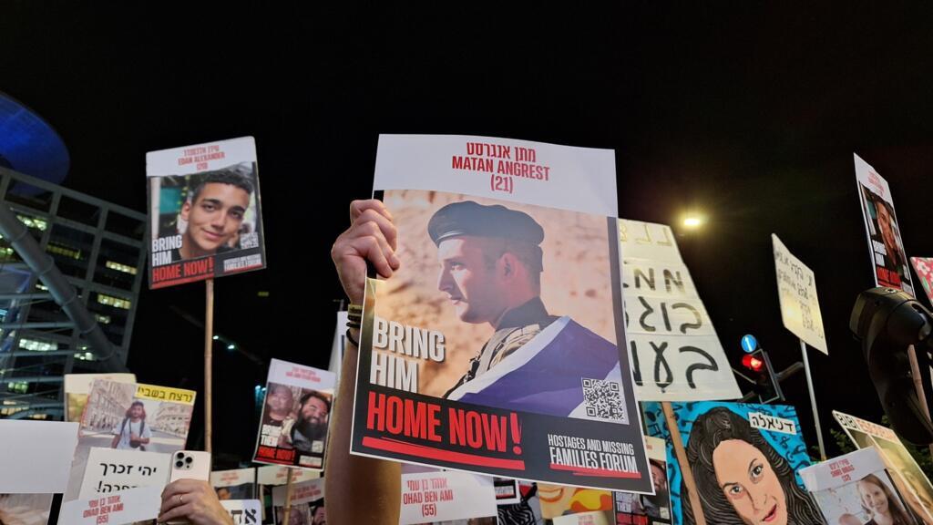 Chaque samedi soir, des dizaines de milliers de personnes se réunissent à Jérusalem et Tel-Aviv pour demander la libération des otages retenus à Gaza depuis le 7 octobre 2023.