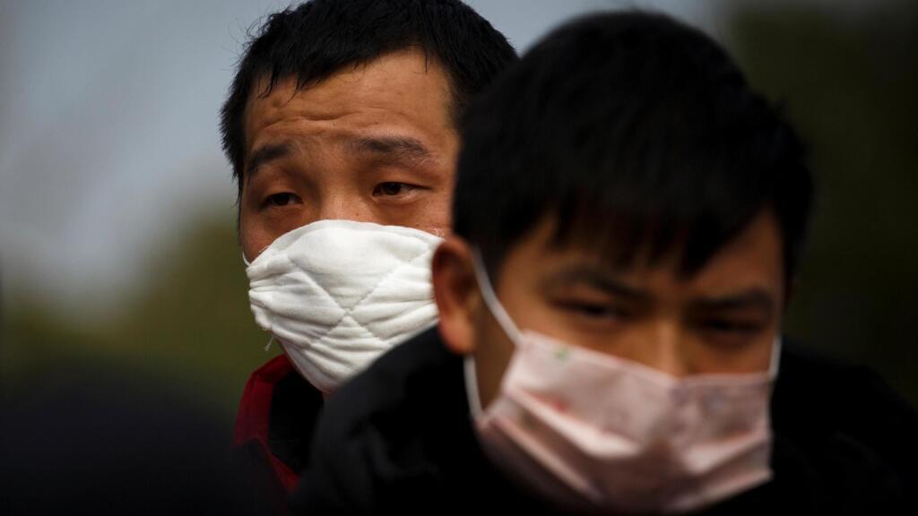 Des passants à Jiujiang, province de Jiangxi, en Chine, alors que le pays est frappé par une épidémie d'un nouveau coronavirus, le 1er février 2020.