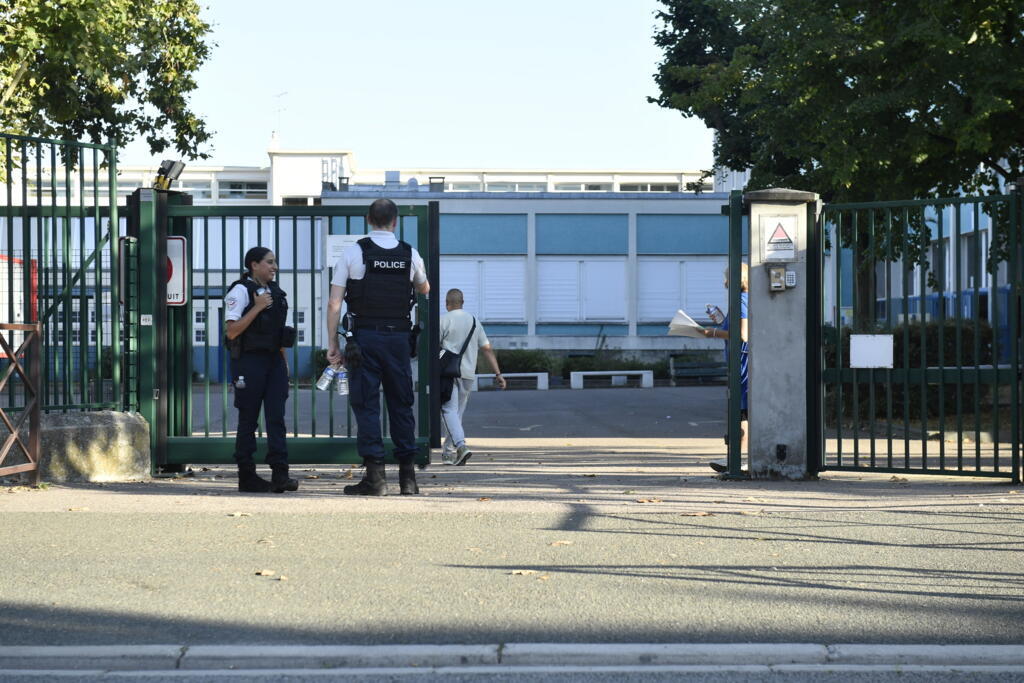 Entrada da escola Adrienne Bolland, em Poissy, subúrbio de Paris, onde Nicolas estudava. Imagem de 7 de setembro de 2023, dois dias após o adolescente ter cometido suicídio.