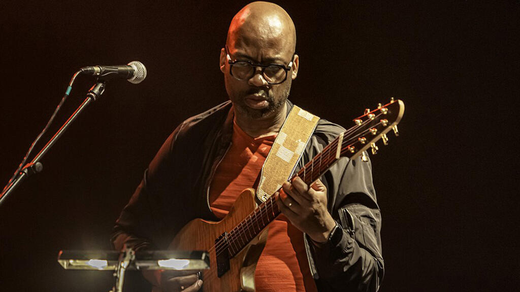 Lionel Loueke en concert lors de la 41ème édition du festival "Jazz sous les Pommiers".