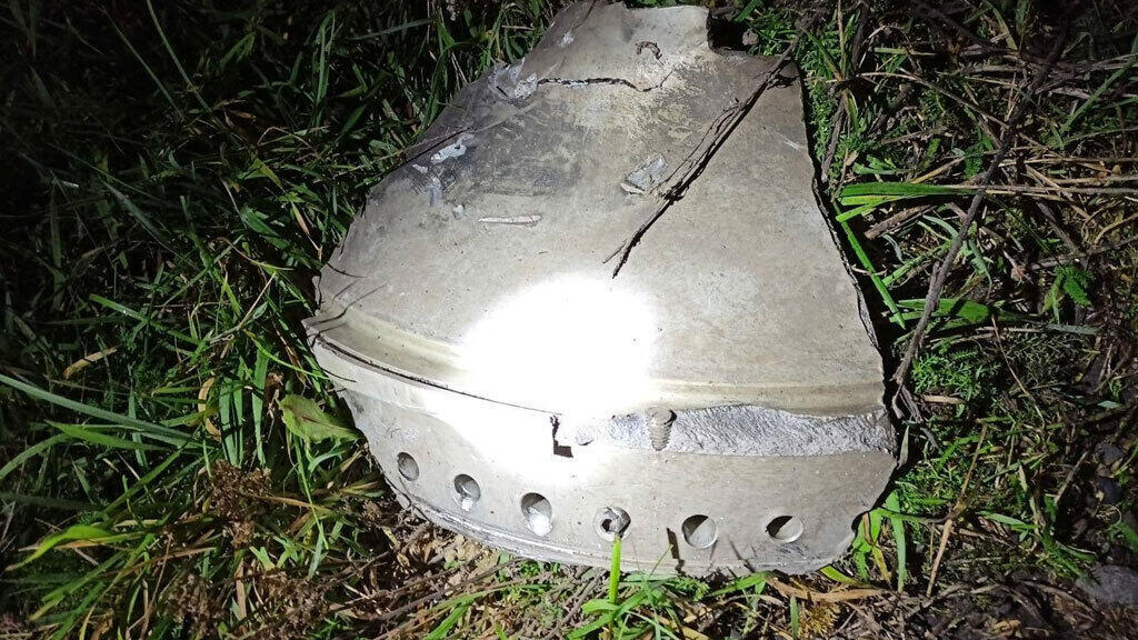 Les débris, que les habitants prétendent être ceux d'un missile, photographiés sur le site d'une explosion à Przewodow, un village de l'est de la Pologne près de la frontière avec l'Ukraine. Photographie obtenue par Reuters, le 16 novembre 2022.