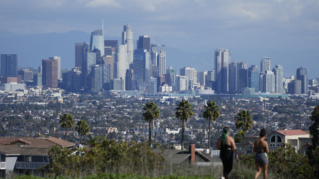 Des nuages d'orage recouvrent la ligne d'horizon de Los Angeles vue depuis la zone de loisirs de l'État de Kenneth Hahn après une tempête de pluie à Los Angeles en Californie, le mardi 17 janvier 2023.