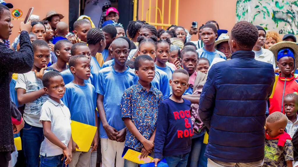 Des jeunes participant aux activités.