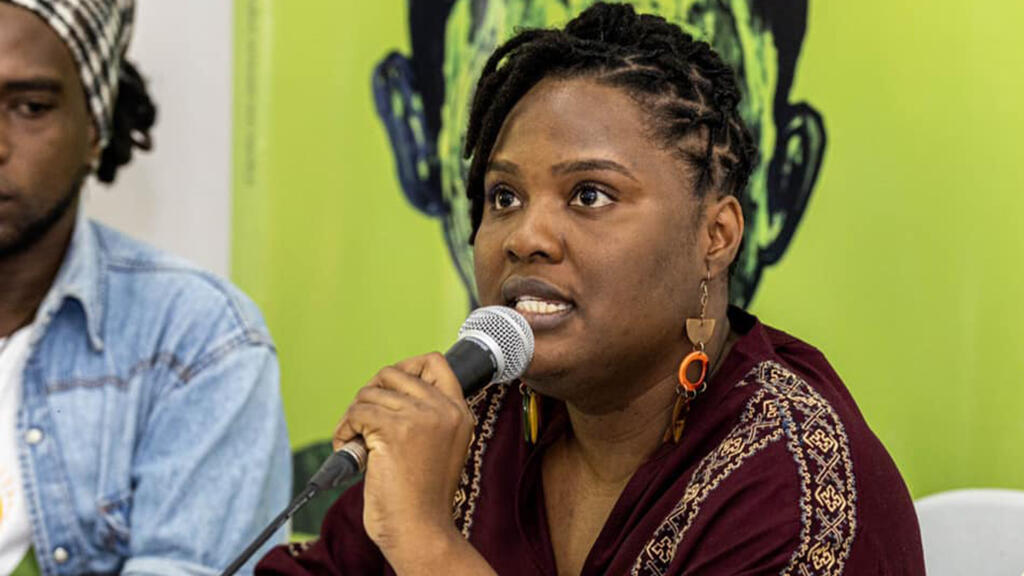 La dramaturge Andrise Pierre intervenant au lancement de la 7è édition du festival En Lisant.