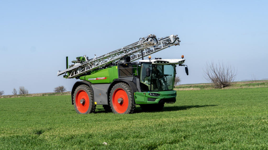 Echipament Fendt Rogator 655 pentru stropire, pe un câmp de grâu în vegetație, martie 2025
