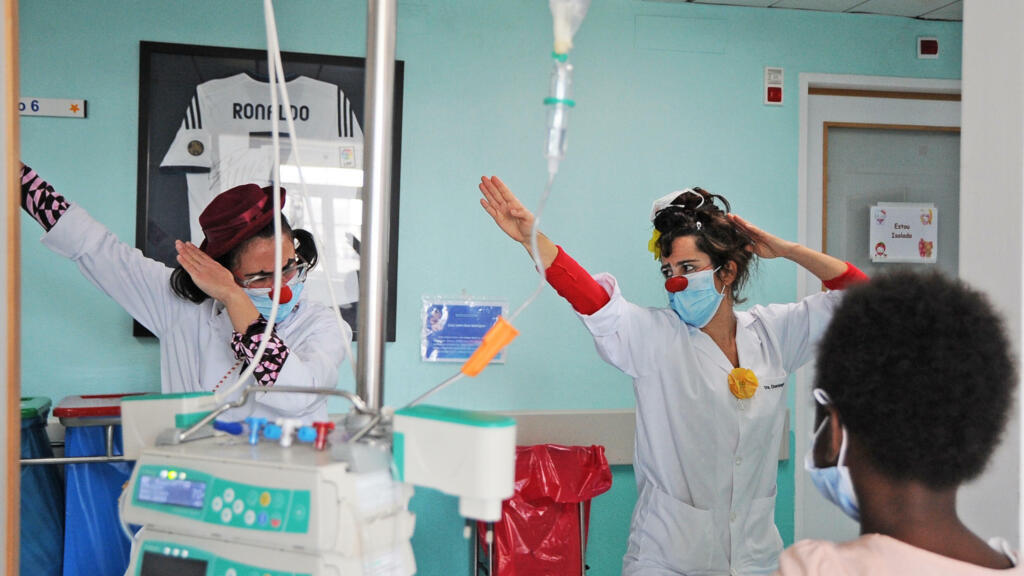 Joana Egypto (centro) e Marta de Carvalho (à esq.) brincam na pediatria