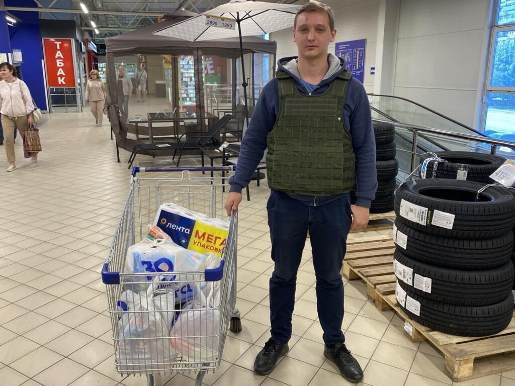 Igor a 26 ans, il est livreur depuis 6 mois pour Lenta et porte pendant la totalité de ses heures de travail un gilet pare-balles d’une quinzaine de kilos.