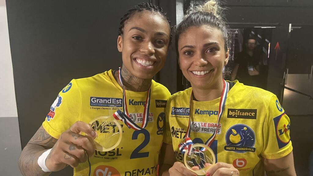 Bruna de Paula (à esq.) e Adriana de Castro exibem a medalha de campeãs da Copa da França.