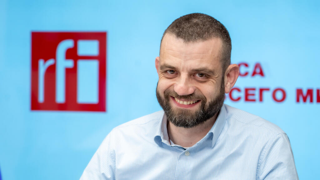 Ştefan Colceriu este doctor în filologie clasică (greacă veche şi latină). A beneficiat de studii la universităţile din Leuven (2005), Fribourg (2006-2007), Leiden (2009) şi Zürich (2011), fiind bursier al Confederaţiei Elveţiene şi al Colegiului „Noua Europă”. Este cercetător ştiinţific la Institutul de Lingvistică „Iorgu Iordan şi Al. Rosetti” şi co-fondator al Masteratului de Studii Religioase – Texte şi Tradiţii din cadrul Universităţii din Bucureşti, unde predă cursuri de istoria ideilor religioase, religie comparată şi limbă greacă veche.
