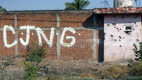 Una pared acribillada a balazos junto a las iniciales CJNG, de Cartel Jalisco Nueva Generación, en el estado de Michoacán, el 23 de abril de 2021 (imagen ilustrativa).