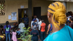 Devant un bureau de vote, à Freetown. Environ 3,4 millions de personnes sont appelées à choisir entre treize candidats.