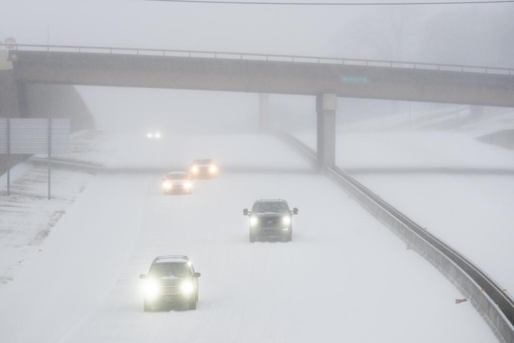 Des voitures circulent sur l'Interstate 630 enneigée le 24 janvier 2026 à Little Rock, Arkansas.