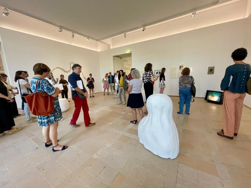 Je suis là/Estou aqui” convida o público francês a mergulhar na obra de uma artista que, ao longo de décadas, construiu uma linguagem visual própria, sensível e profundamente conectada às experiências do deslocamento e da identidade.