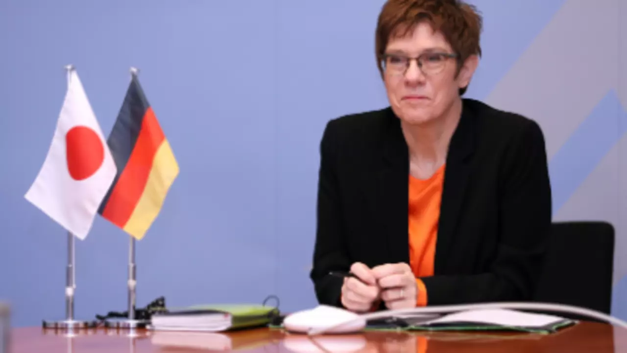 德国国防部长卡伦鲍尔资料图片