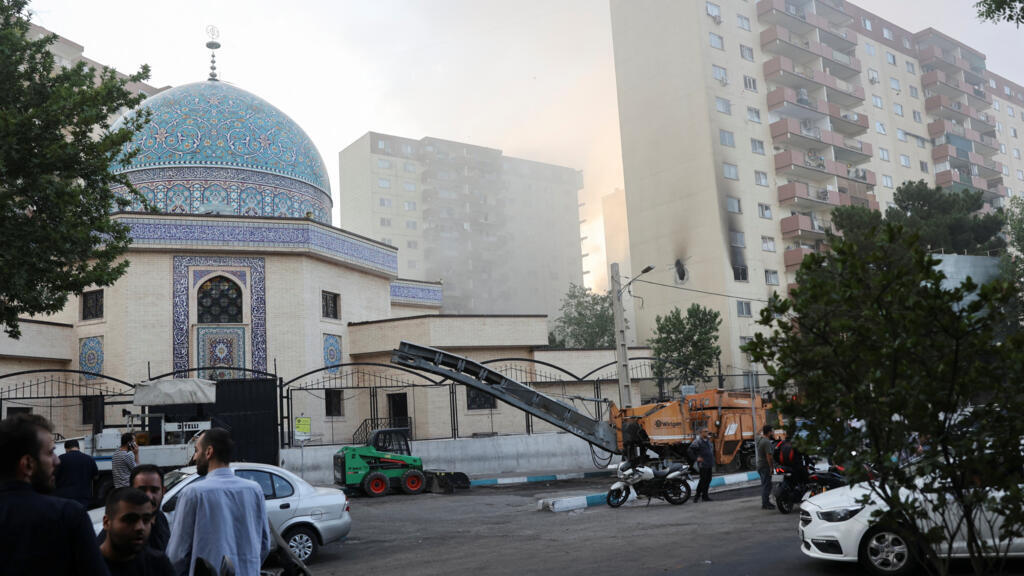 De la fumée s'élève d'un bâtiment endommagé à la suite de frappes israéliennes, à Téhéran, en Iran, le 13 juin 2025.