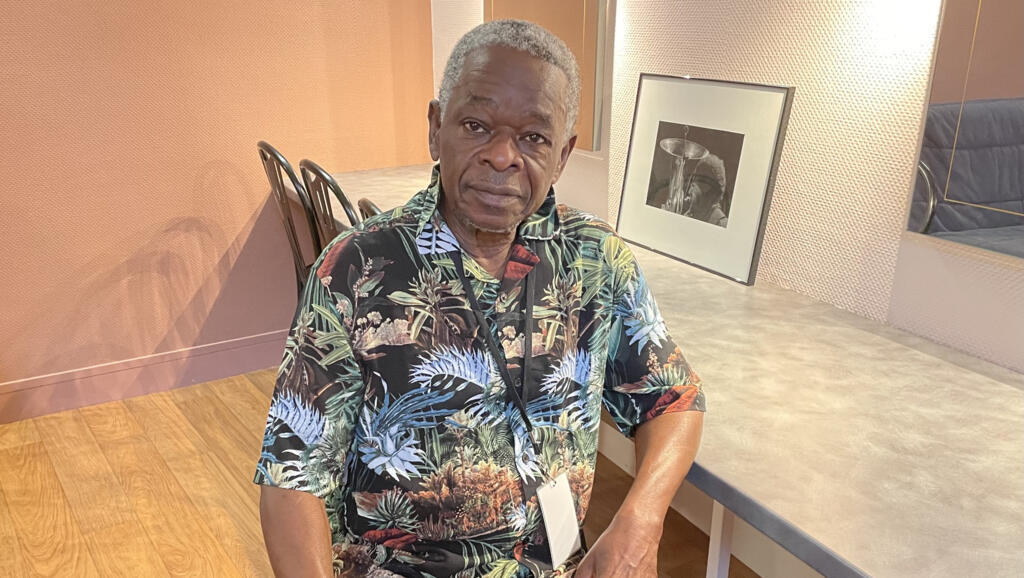 Sam Mangwana dans les coulisses du festival « Jazz sous les pommiers », le 26 août 2021