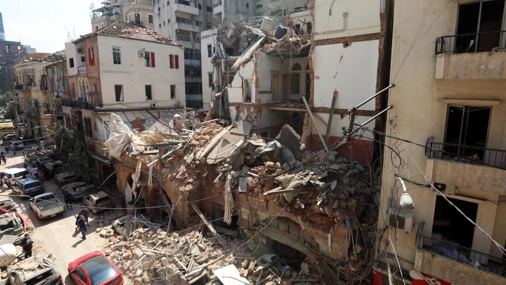 Des bâtiments endommagés dans la zone portuaire de Beyrouth suite aux l'explosion, le 5 août 2020.