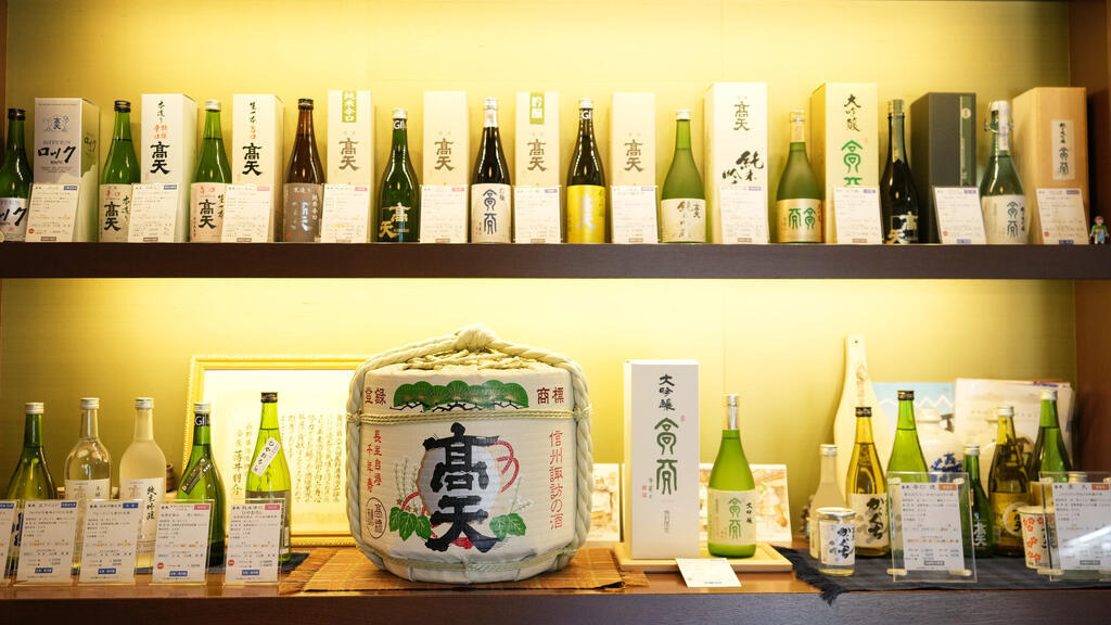 Các sản phẩm rượu Sake của hãng bia rượu Koten, được trưng bày tại Okaya, miền trung Nhật Bản, ngày 30/11/2024.