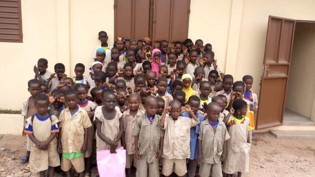 Les écoliers d'Otcha au Bénin dans leur kaki tout neuf.