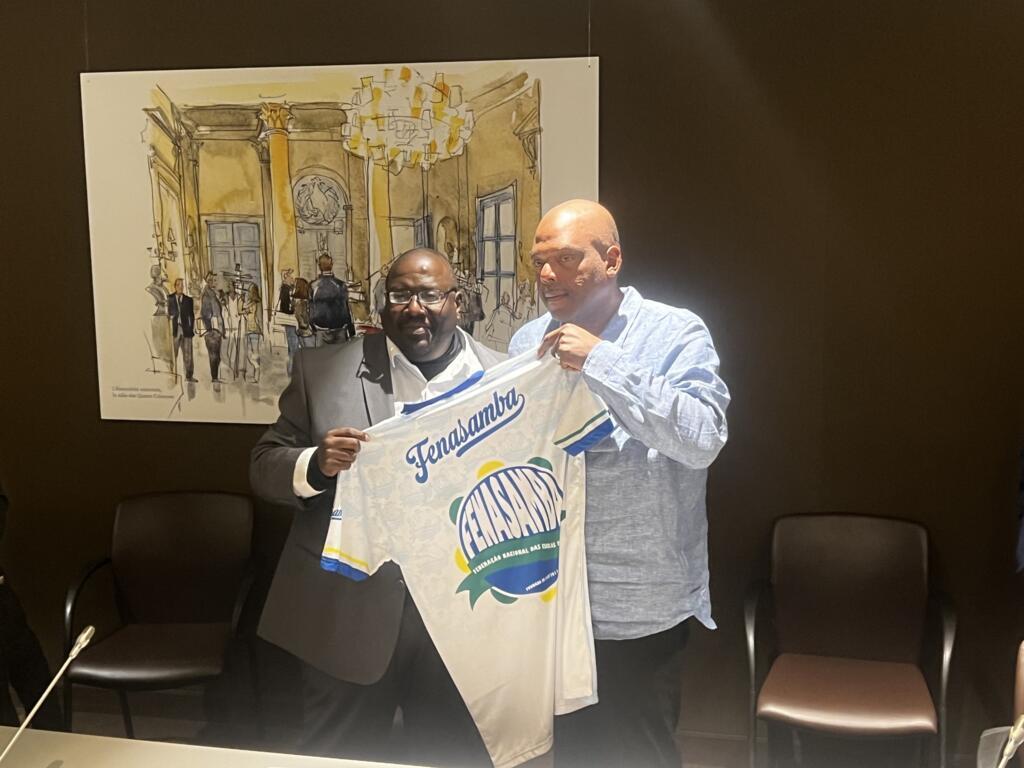 O presidente da Fenasamba, Kaxitu Campos, (à esq.) e o présidente da ACTP Thierry Lacroix durante a assinatura de acordo de cooperação entre as duas entidades, em Paris. Em 12/12/24