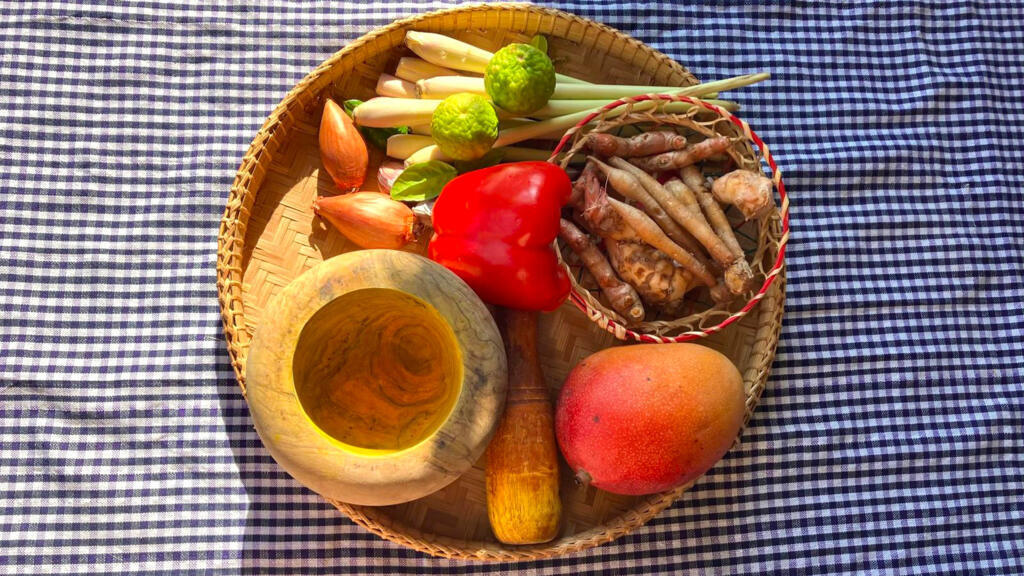 Ingrédients frais pour la confection de la pâte de curry khmer, kroeung.