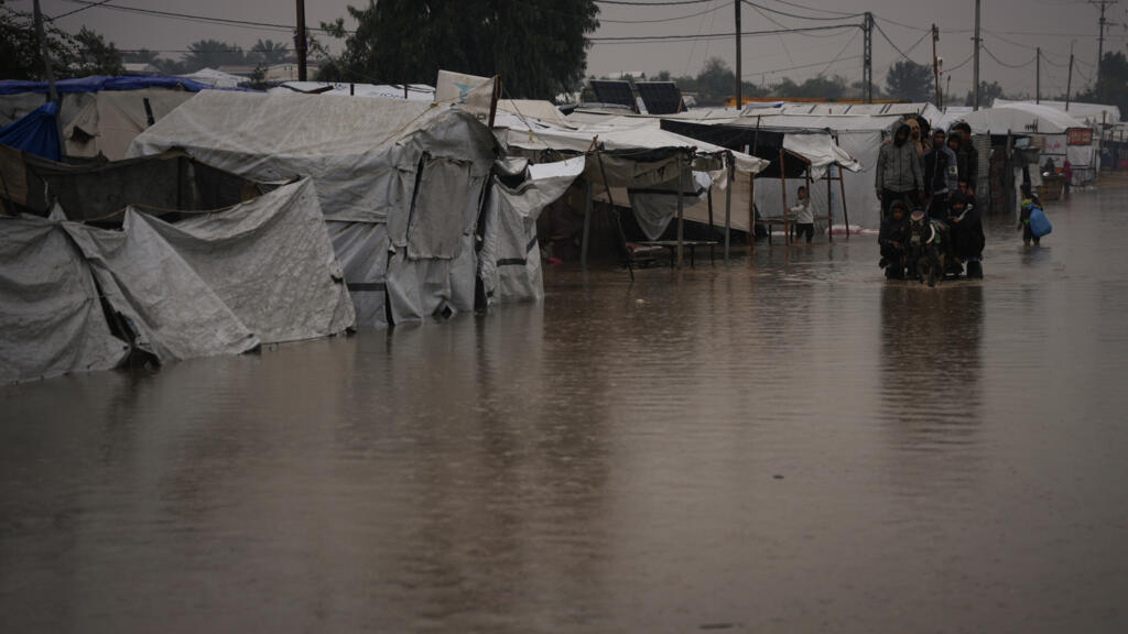 Gaza sous les eaux: «Nous essayons de survivre face à la pluie» causée par la tempête Byron