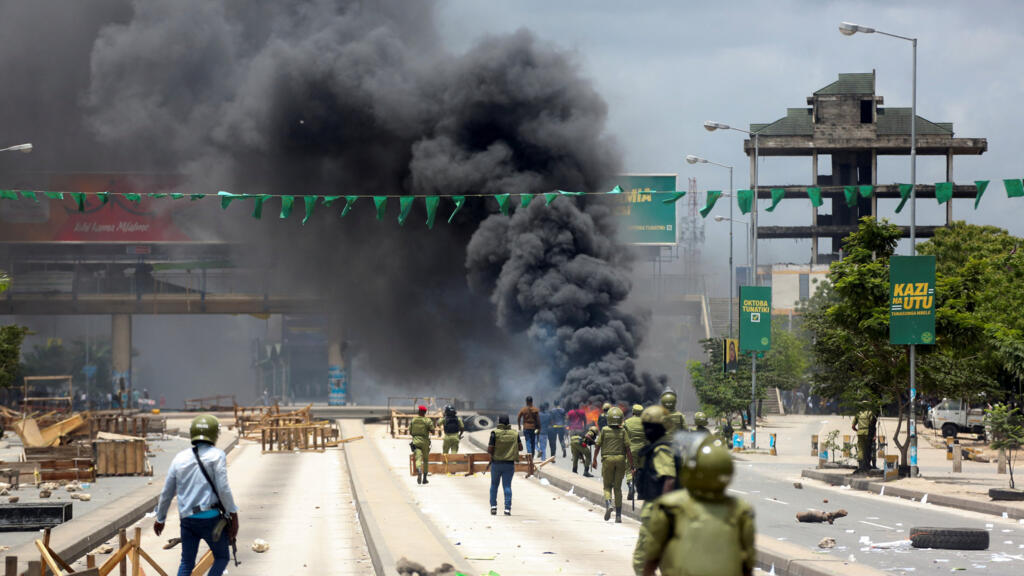 La police anti-émeute tanzanienne disperse des manifestants lors de violentes manifestations à l'occasion des élections à Dar es Salaam, en Tanzanie, le 29 octobre 2025.