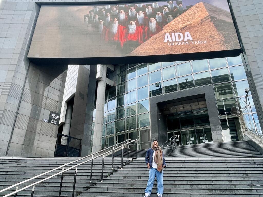 Thiago Menezes, de 38 anos, diante da Ópera de Paris, onde é o único dançarino brasileiro e latino-americano na temporada do clássico Aida, em cartaz até 4 de novembro.