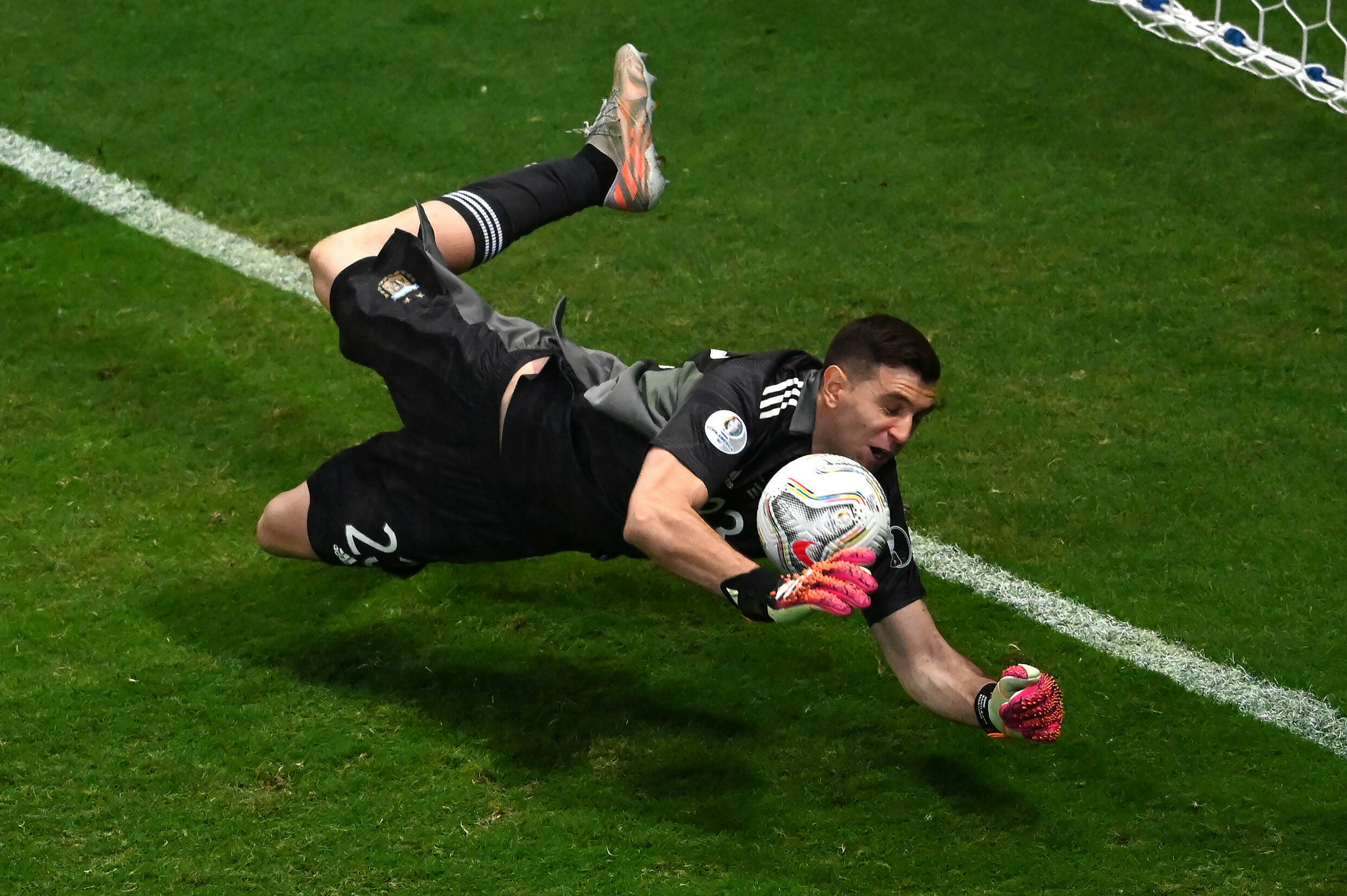 Keeper Martinez sends Argentina into Copa final against Brazil RFI