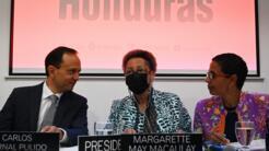 La presidenta de la Comisión de derechos humanos de la CIDH, Marga Margarette May Macaulay (C) con Roberta Clarke (derecha) en Tegucigalpa el 24 de abril de 2023.