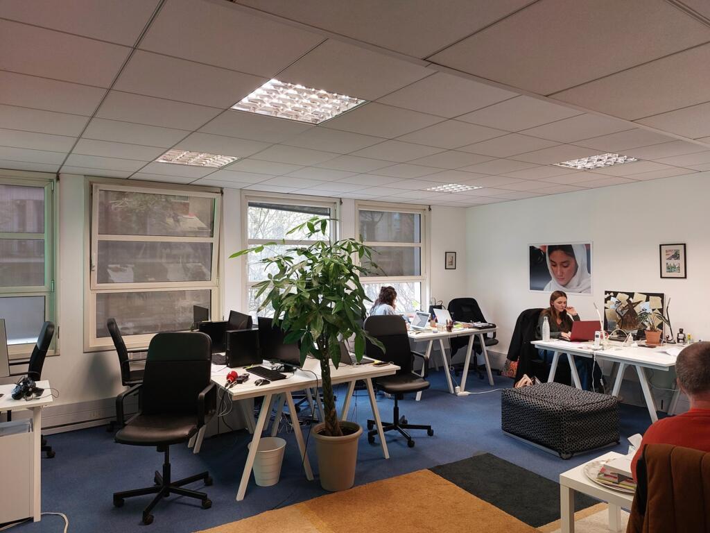 La salle de rédaction de Begum TV. La chaîne destinées aux Afghanes émet depuis Paris.