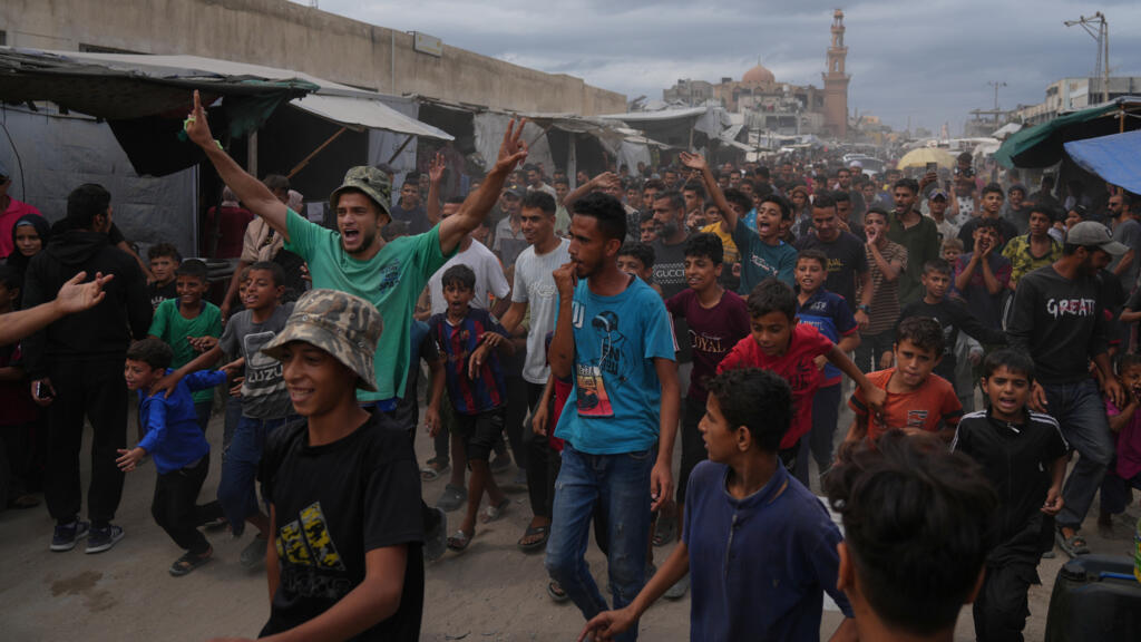 În Gaza, palestinienii sărbătoresc anunțarea unui acord între Israel și Hamas, pe 9 octombrie 2025.