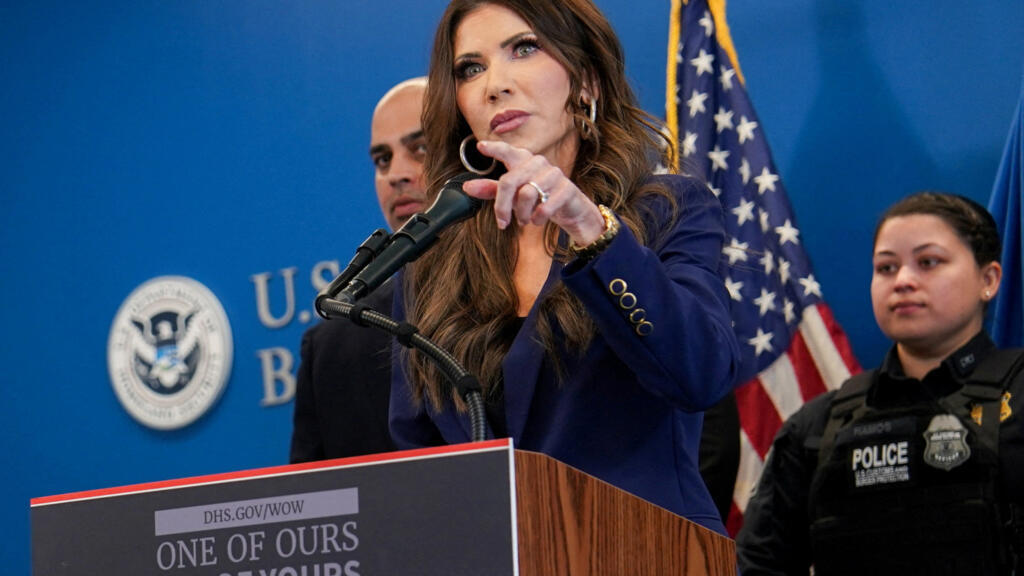 2026 年 1 月 8 日，美国纽约市世贸中心一号大楼，美国国土安全部部长克里斯蒂·诺姆在新闻发布会上发表讲话，为美国移民和海关执法局 (ICE) 正在进行的行动辩护。