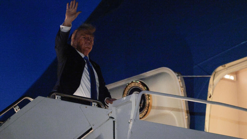 Le président américain Donald Trump monte à bord d'Air Force One après avoir quitté le sommet des dirigeants du G7 plus tôt que prévu, le 16 juin 2025 à Calgary, en Alberta.