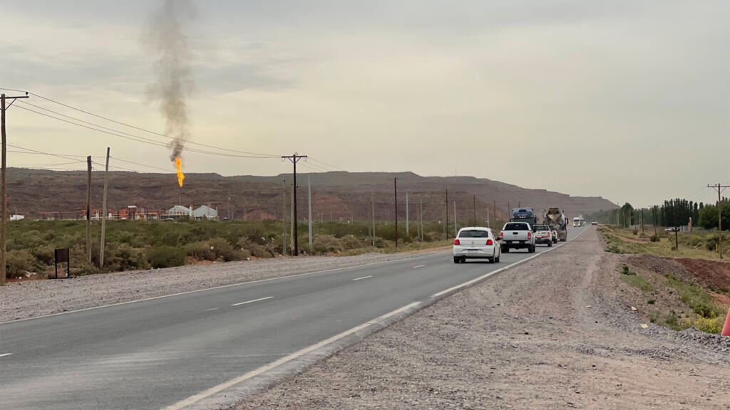 Une plateforme d'extraction de gaz de schiste, près du village d'Añelo, au cœur du méga-gisement de Vaca Muerta, province de Neuquén, Argentine.
