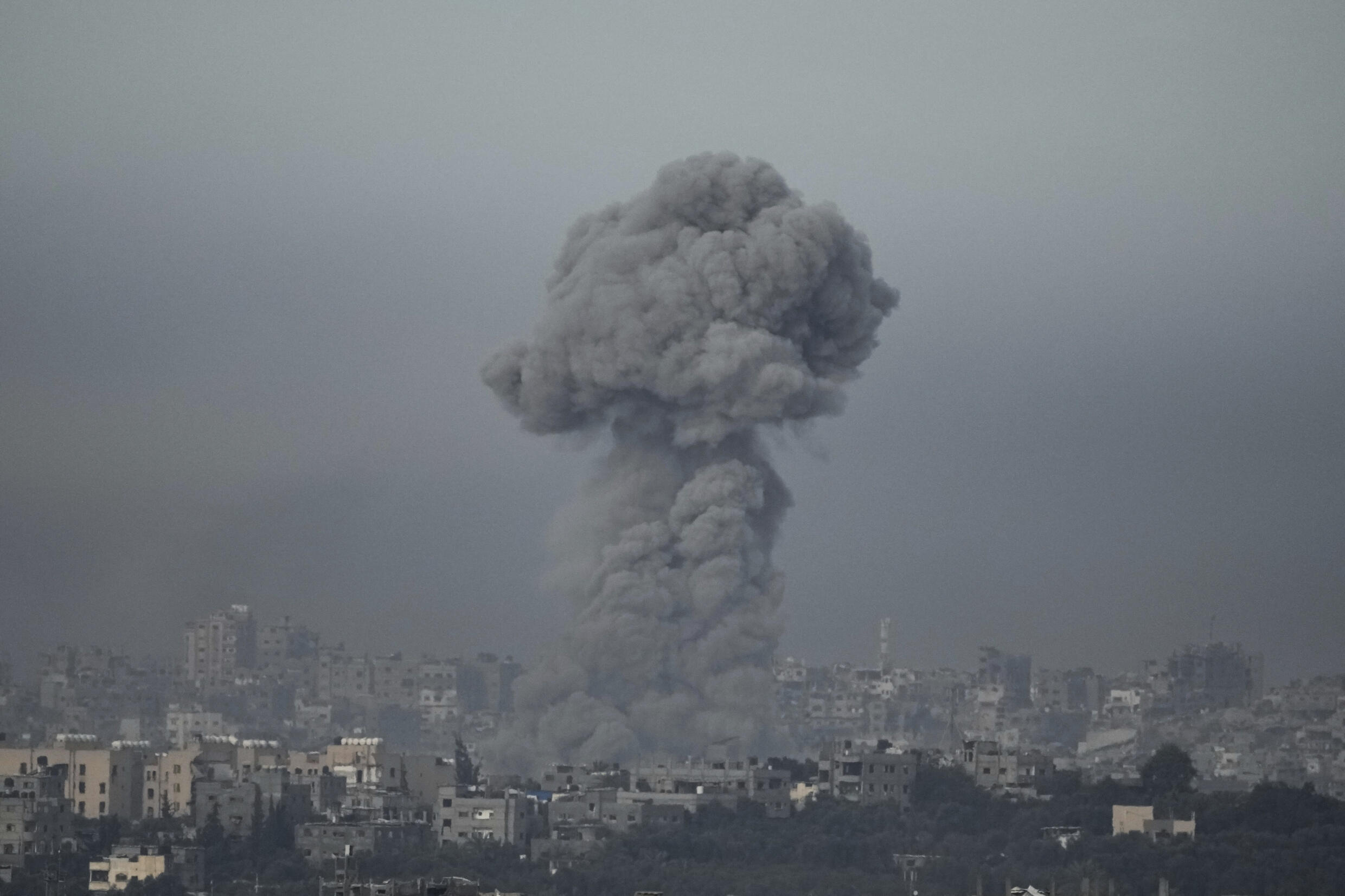 Panache de fumée après une frappe dans la bande de Gaza, le 22 novembre 2023.