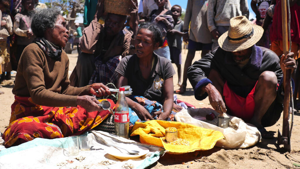 Face à la faim qui touche les régions du nord, certains Malgaches se mettent à vendre toute sorte de biens pour acheter de la nourriture. Comme cette femme dans le village d'Erada, qui tente de vendre ses cuillères à soupe, ses verres et une bouteille en verre, en décembre 2025.