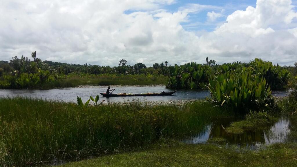 À une vingtaine de kilomètres au sud de Manakara, le ravitaillement des villages et le commerce se font en pirogue.