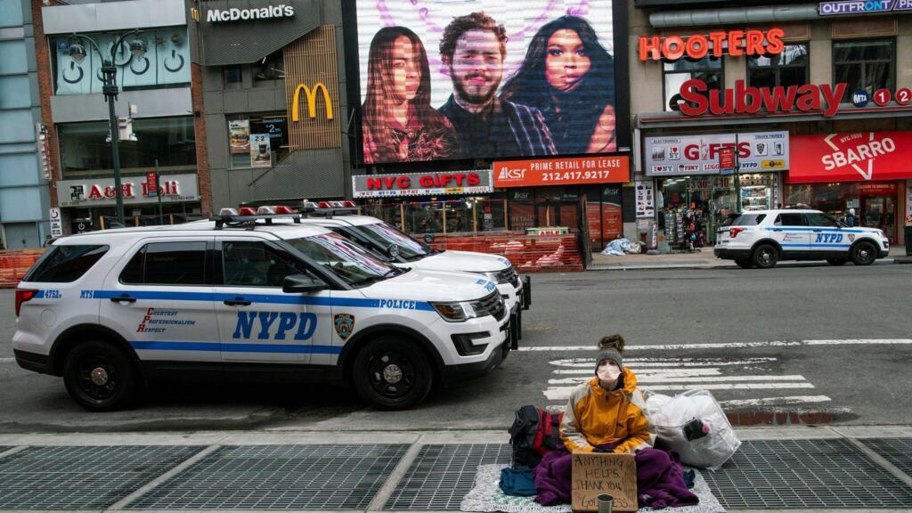 Une femme sans domicile dans une rue de New-York city, le 17 mars 2020.